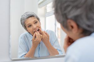 cómo cuidar los implantes y las prótesis dentales durante la cuarentena por la COVID-19