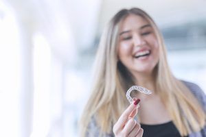 ¿Cuántas horas al día hay que llevar puestos los alineadores dentales?