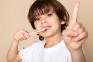 Niño cepilla sus dientes de leche